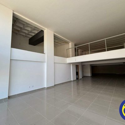 Loja com 370m², 2 garagens, no bairro Saco dos Limões em Florianópolis