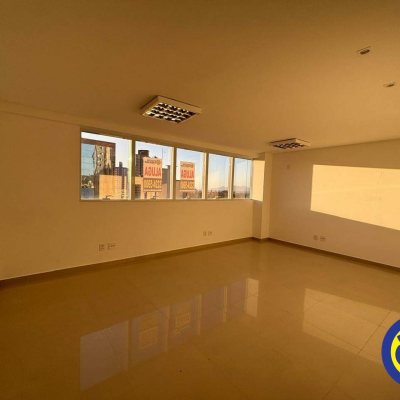 Sala com 33m², no bairro Estreito em Florianópolis