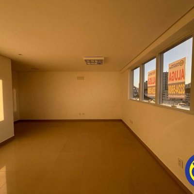 Sala com 33m², no bairro Estreito em Florianópolis