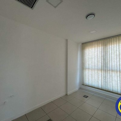 Salas/Conjuntos com 82m², 2 garagens, no bairro Trindade em Florianópolis