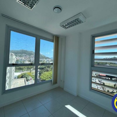 Salas/Conjuntos com 82m², 2 garagens, no bairro Trindade em Florianópolis