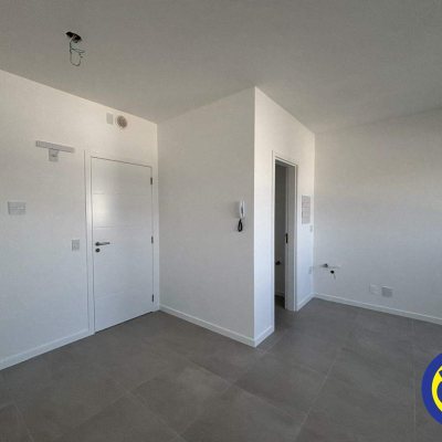 Sala com 24m², 1 garagem, no bairro Balneário em Florianópolis