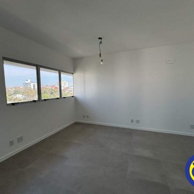 Sala com 24m², 1 garagem, no bairro Balneário em Florianópolis