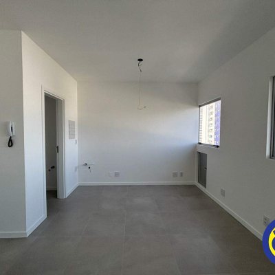 Sala com 24m², 1 garagem, no bairro Balneário em Florianópolis