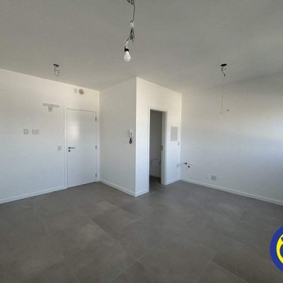 Sala com 24m², 1 garagem, no bairro Balneário em Florianópolis