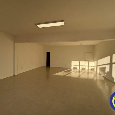 Sala com 64m², no bairro Centro em Florianópolis