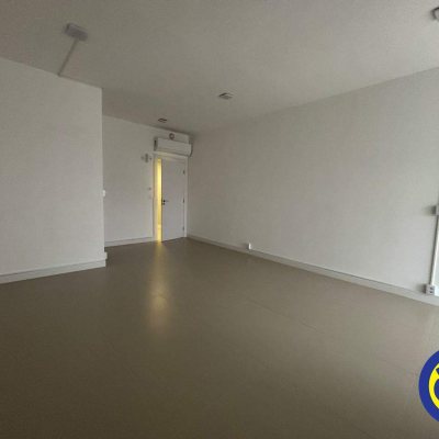 Salas/Conjuntos com 34m², 1 garagem, no bairro Estreito em Florianópolis