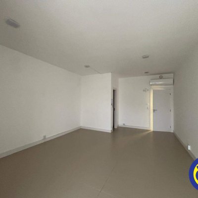Salas/Conjuntos com 34m², 1 garagem, no bairro Estreito em Florianópolis