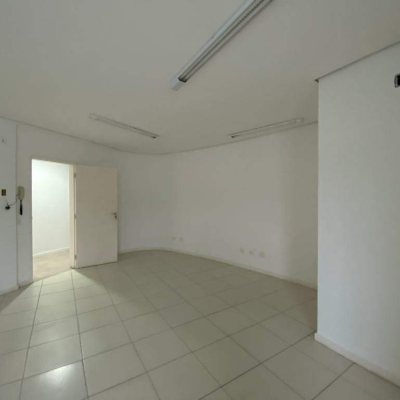 Salas/Conjuntos com 41m², no bairro Córrego Grande em Florianópolis