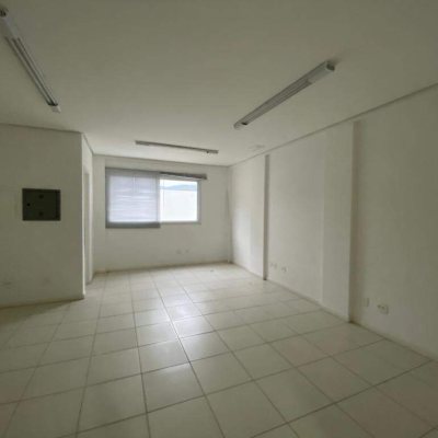 Salas/Conjuntos com 41m², no bairro Córrego Grande em Florianópolis
