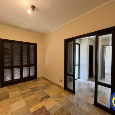 Casa com 365m², 7 quartos, 2 suítes, 2 garagens, no bairro Itaguaçu em Florianópolis