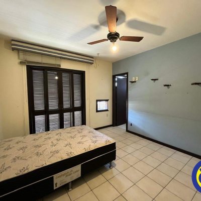 Casa com 365m², 7 quartos, 2 suítes, 2 garagens, no bairro Itaguaçu em Florianópolis