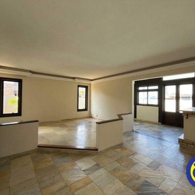 Casa com 365m², 7 quartos, 2 suítes, 2 garagens, no bairro Itaguaçu em Florianópolis