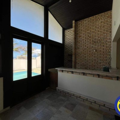 Casa com 365m², 7 quartos, 2 suítes, 2 garagens, no bairro Itaguaçu em Florianópolis