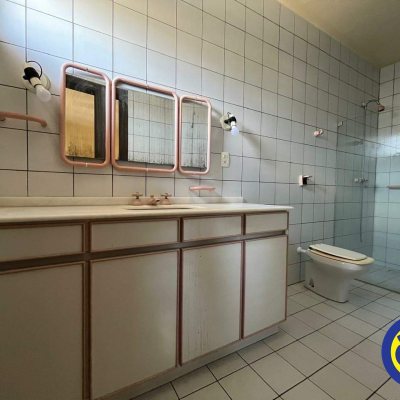 Casa com 365m², 7 quartos, 2 suítes, 2 garagens, no bairro Itaguaçu em Florianópolis