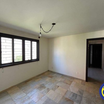 Casa com 365m², 7 quartos, 2 suítes, 2 garagens, no bairro Itaguaçu em Florianópolis