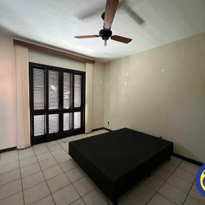 Casa com 365m², 7 quartos, 2 suítes, 2 garagens, no bairro Itaguaçu em Florianópolis