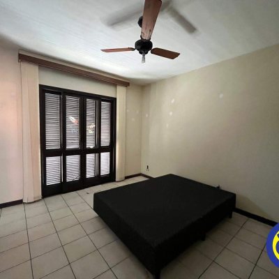 Casa com 365m², 7 quartos, 2 suítes, 2 garagens, no bairro Itaguaçu em Florianópolis