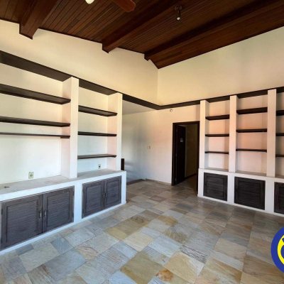 Casa com 365m², 7 quartos, 2 suítes, 2 garagens, no bairro Itaguaçu em Florianópolis