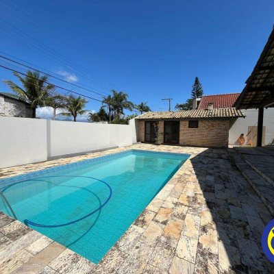 Casa com 365m², 7 quartos, 2 suítes, 2 garagens, no bairro Itaguaçu em Florianópolis