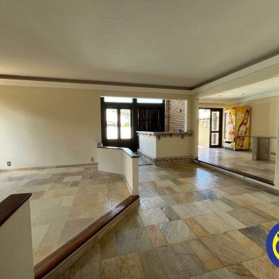 Casa com 365m², 7 quartos, 2 suítes, 2 garagens, no bairro Itaguaçu em Florianópolis