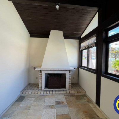 Casa com 365m², 7 quartos, 2 suítes, 2 garagens, no bairro Itaguaçu em Florianópolis