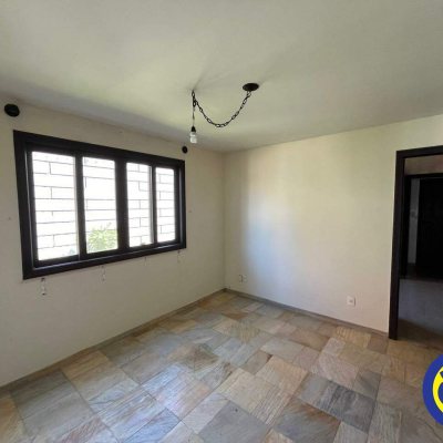Casa com 365m², 7 quartos, 2 suítes, 2 garagens, no bairro Itaguaçu em Florianópolis