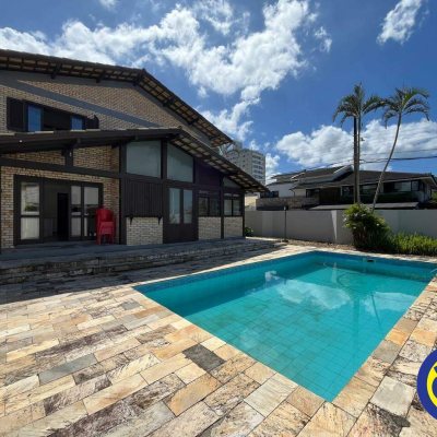 Casa com 365m², 7 quartos, 2 suítes, 2 garagens, no bairro Itaguaçu em Florianópolis