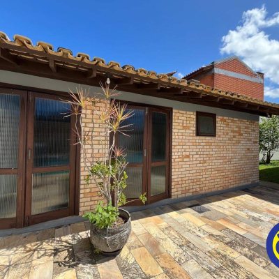 Casa com 365m², 7 quartos, 2 suítes, 2 garagens, no bairro Itaguaçu em Florianópolis