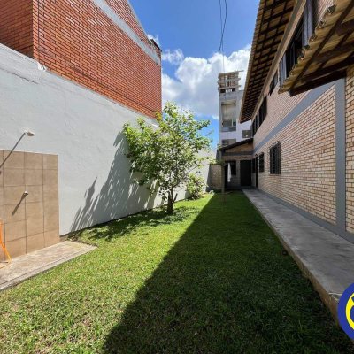 Casa com 365m², 7 quartos, 2 suítes, 2 garagens, no bairro Itaguaçu em Florianópolis