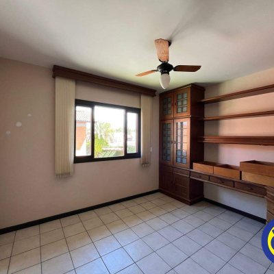 Casa com 365m², 7 quartos, 2 suítes, 2 garagens, no bairro Itaguaçu em Florianópolis