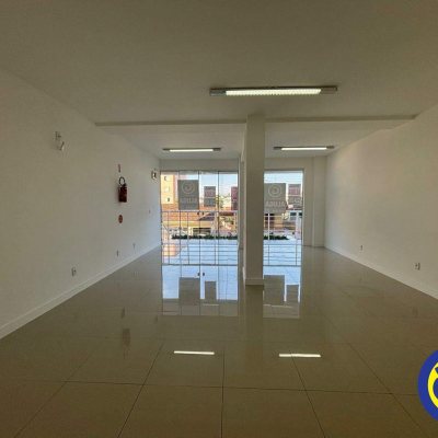 Loja com 46m², no bairro Barreiros em São José