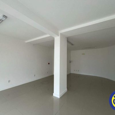 Loja com 46m², no bairro Barreiros em São José