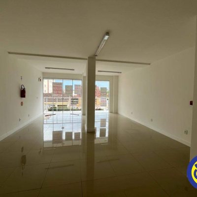 Loja com 46m², no bairro Barreiros em São José