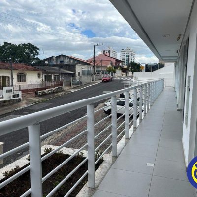 Loja com 46m², no bairro Barreiros em São José