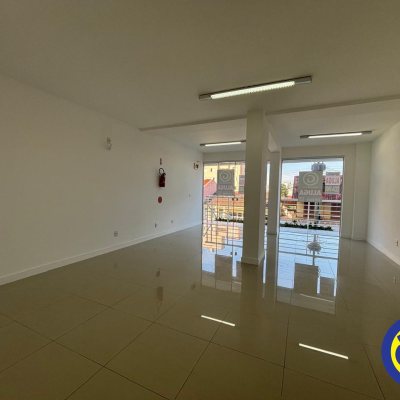 Loja com 46m², no bairro Barreiros em São José