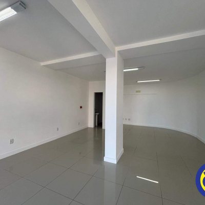 Loja com 46m², no bairro Barreiros em São José