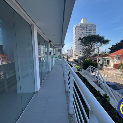 Loja com 46m², no bairro Barreiros em São José