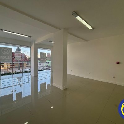 Loja com 46m², no bairro Barreiros em São José