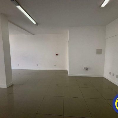 Loja com 46m², no bairro Barreiros em São José