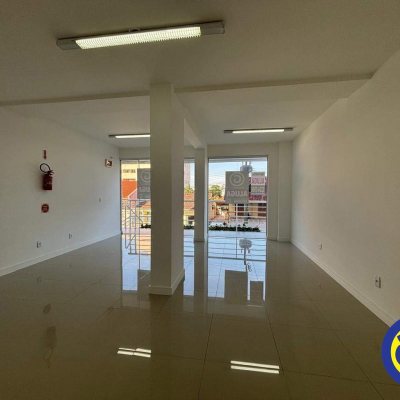 Loja com 46m², no bairro Barreiros em São José