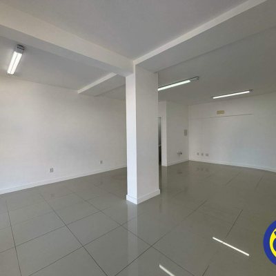 Loja com 46m², no bairro Barreiros em São José