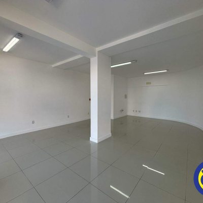 Loja com 46m², no bairro Barreiros em São José