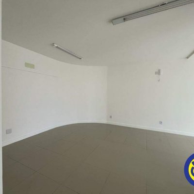 Loja com 46m², no bairro Barreiros em São José