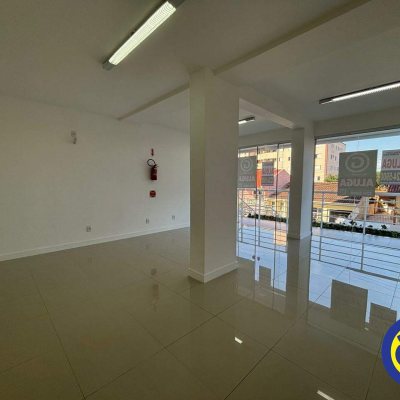 Loja com 46m², no bairro Barreiros em São José