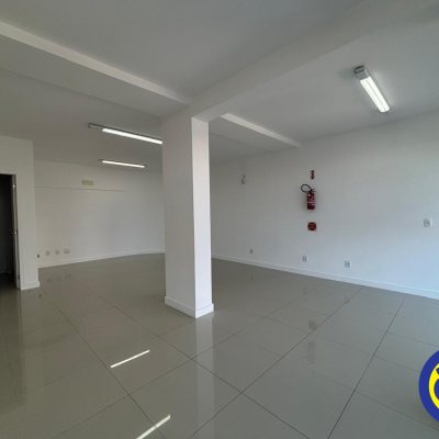 Loja com 46m², no bairro Barreiros em São José
