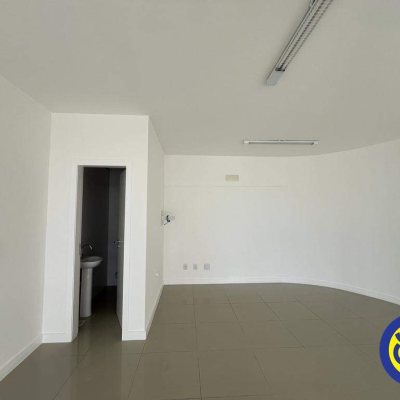 Loja com 46m², no bairro Barreiros em São José