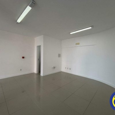 Loja com 46m², no bairro Barreiros em São José