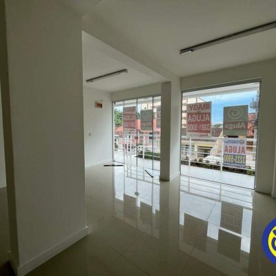 Loja com 46m², no bairro Barreiros em São José