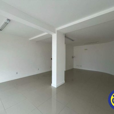 Loja com 46m², no bairro Barreiros em São José